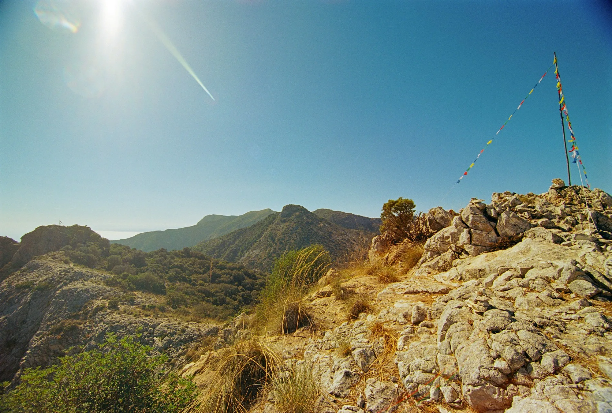 Berglandschaft mit Wald und offenem Himmel in Andalusien