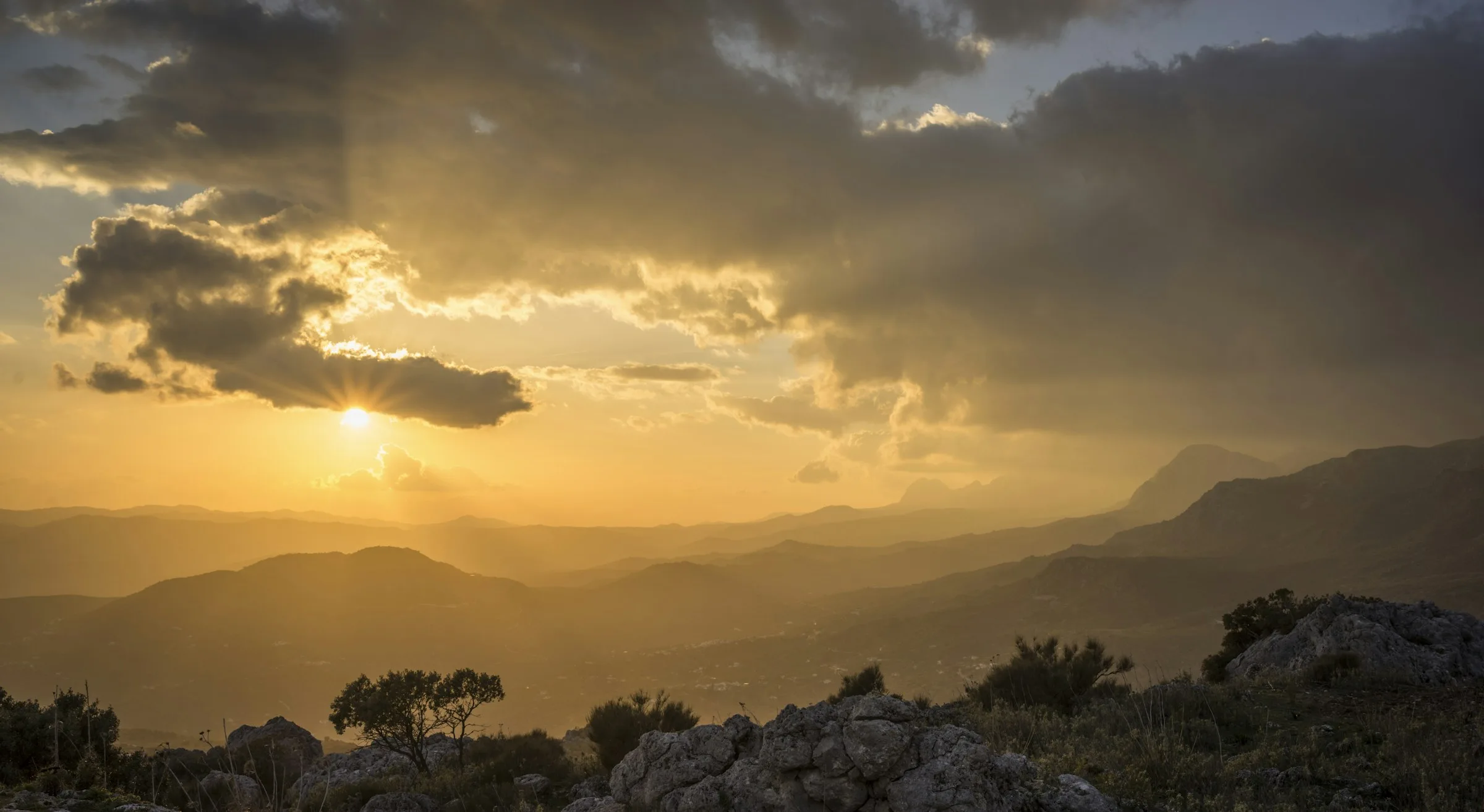 Spätes Sonnenlicht über den Bergketten der Axarquía in Andalusien