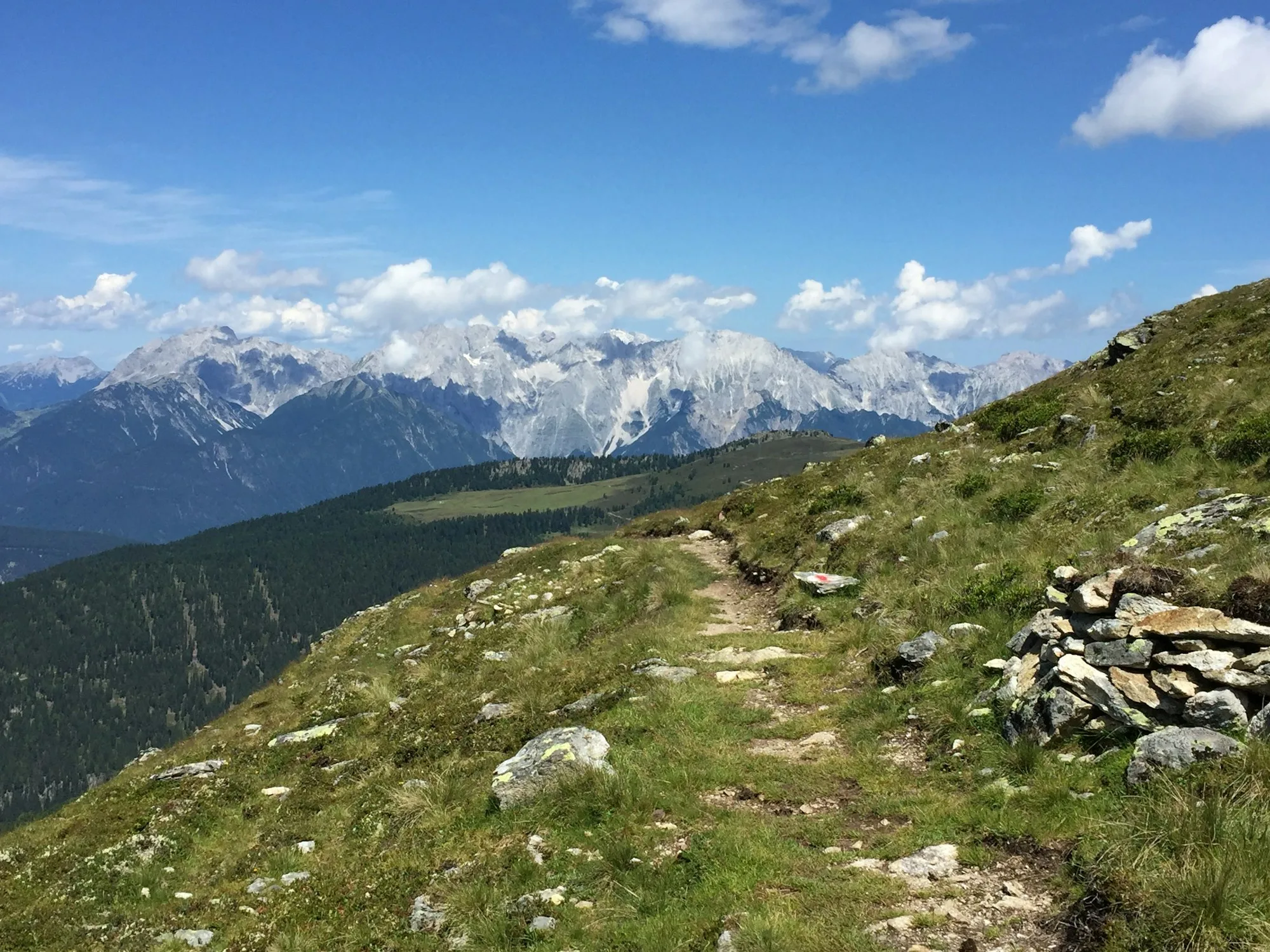 Schmaler Bergweg über dem Ötztal in Österreich
