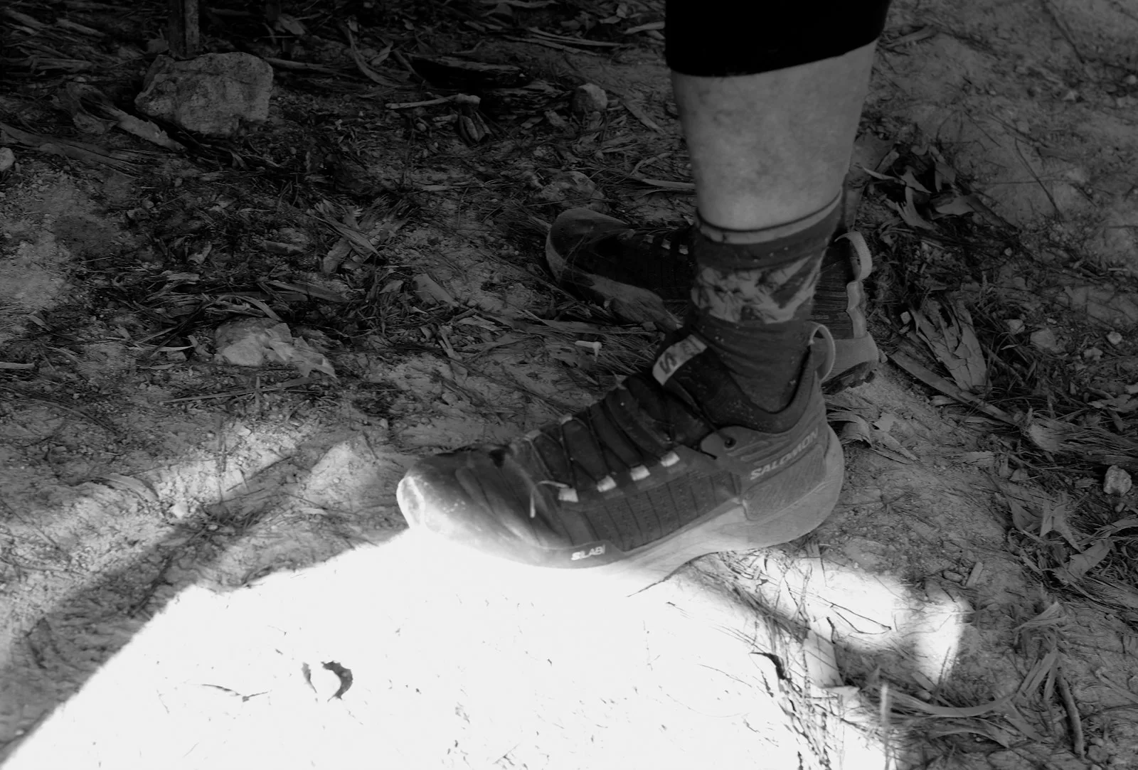Wanderschuhe auf steinigem Untergrund