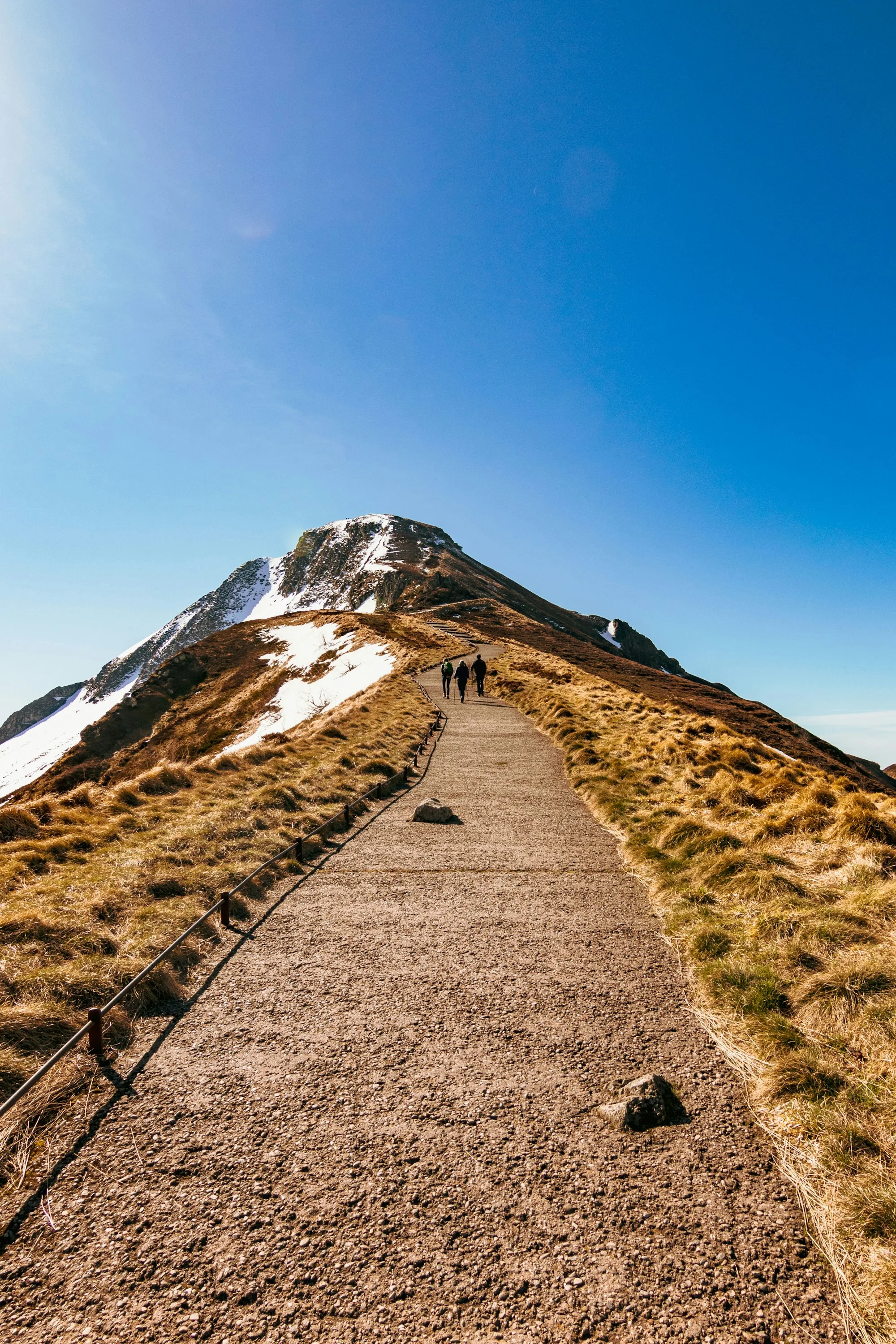 Wandernde auf dem Weg zum Puy Mary in Frankreich
