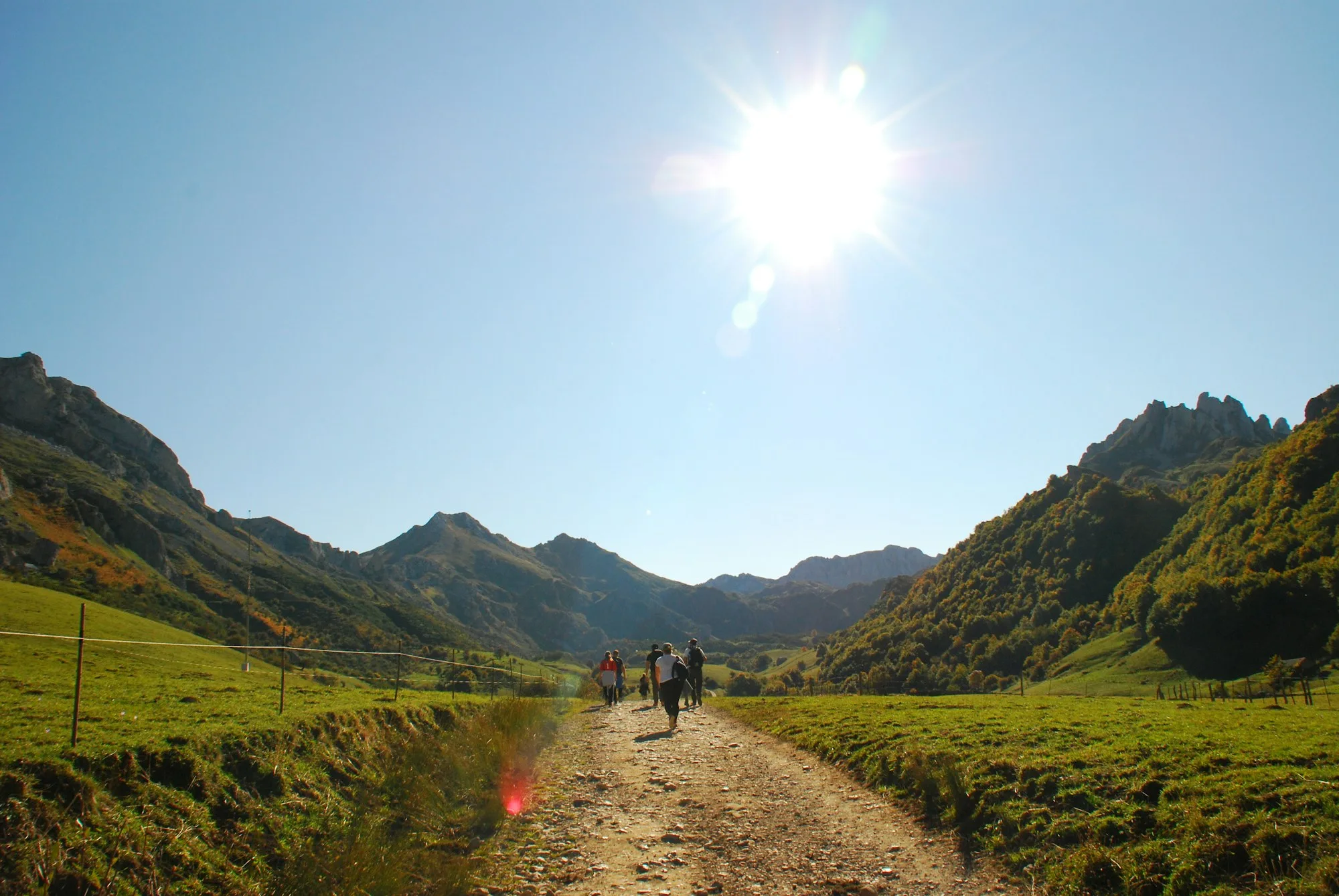Kleine Wandergruppe auf einem breiten Bergweg in Nordspanien